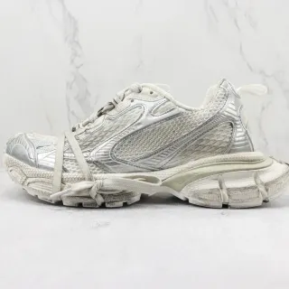 Balenciaga सफेद चांदी का एकमात्र लेयर्ड मेश और मेटलिक सिंथेटिक चंकी स्नीकर