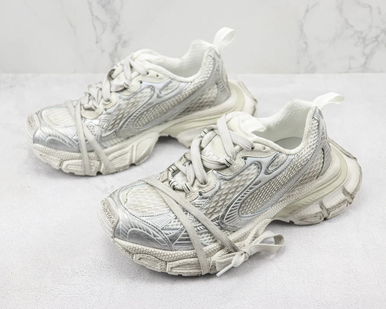 Balenciaga Sneakers Chunky avec semelle blanche et argentée, maille stratifiée et synthétique métallique 4
