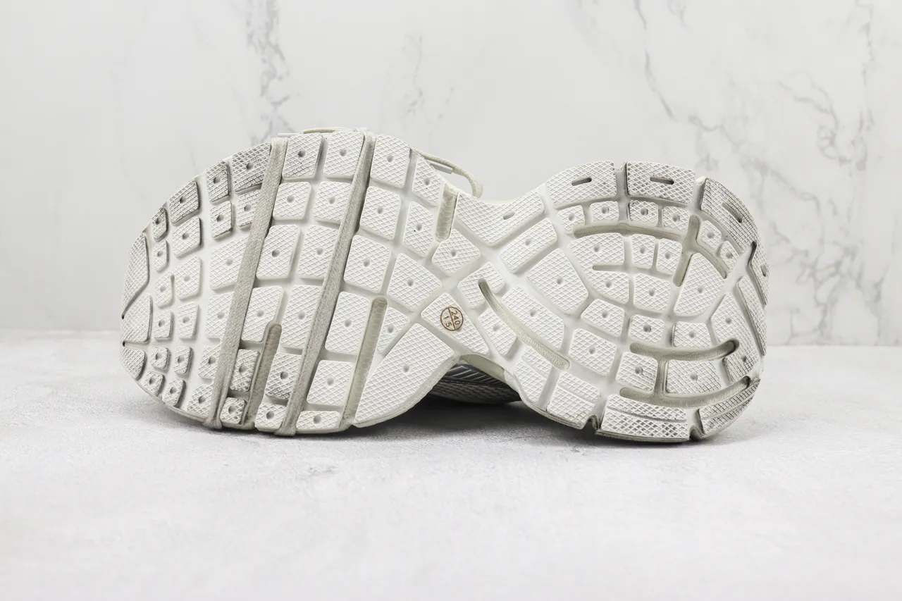 Balenciaga Sneakers Chunky avec semelle blanche et argentée, maille stratifiée et synthétique métallique 8