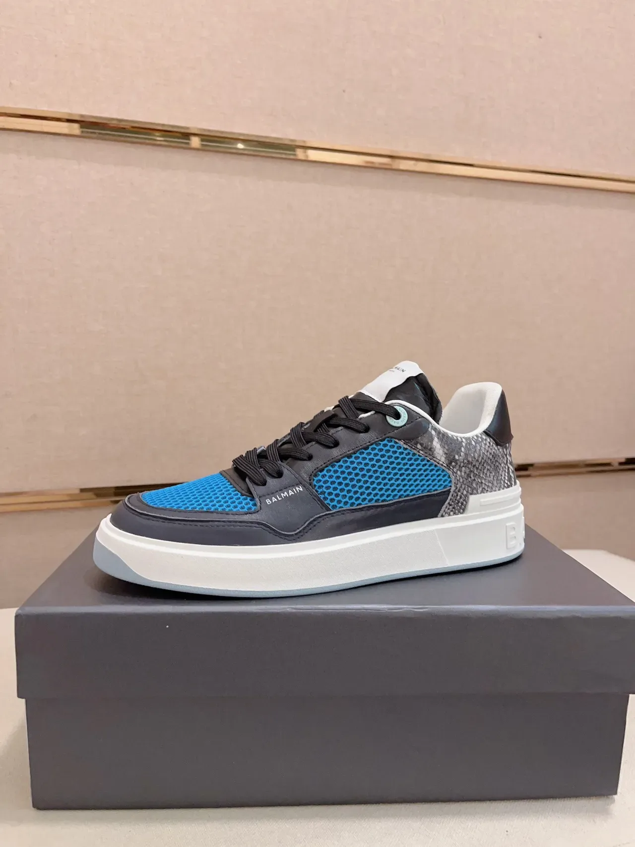 Balmain B-Court Sneakers Lifestyle en Maille Bleue et Cuir Noir 3