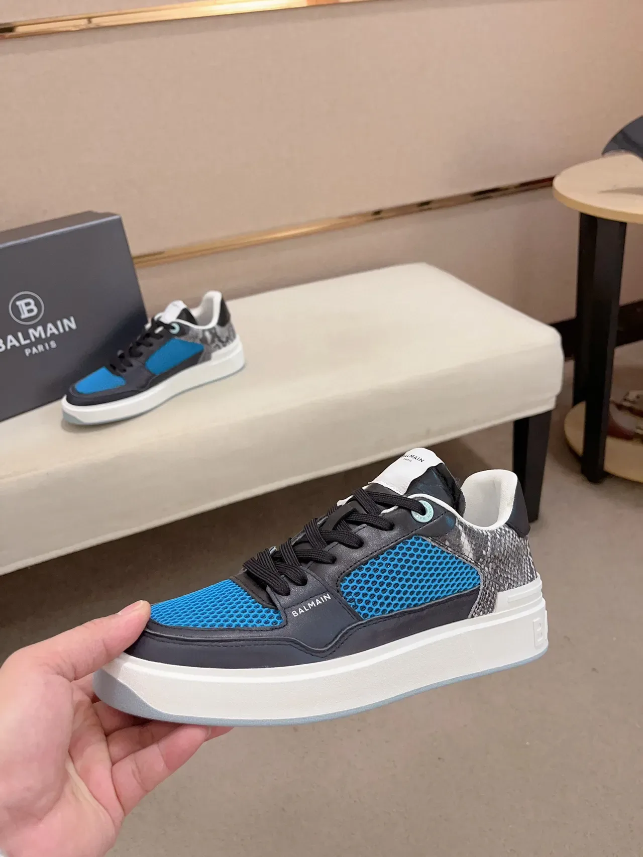 Balmain B-Court Sneakers Lifestyle en Maille Bleue et Cuir Noir 4
