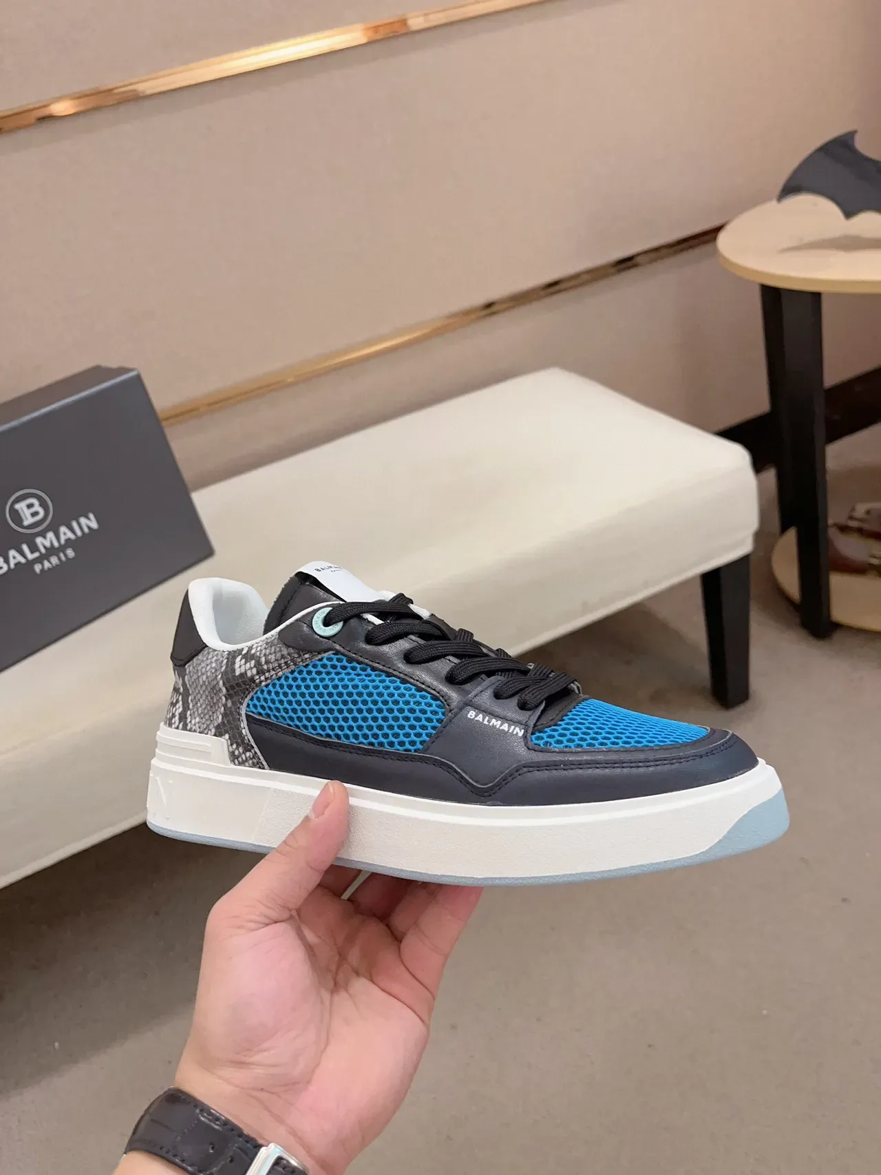 Balmain B-Court Sneakers Lifestyle en Maille Bleue et Cuir Noir 5