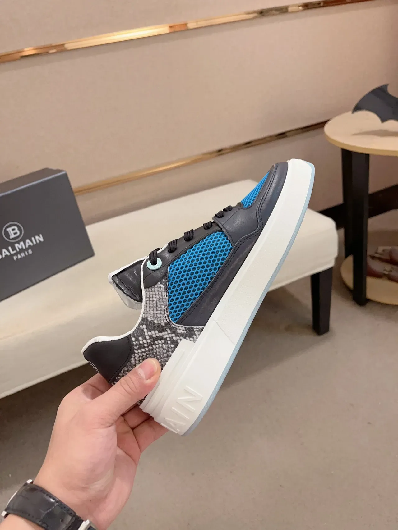 Balmain B-Court Sneakers Lifestyle en Maille Bleue et Cuir Noir 6