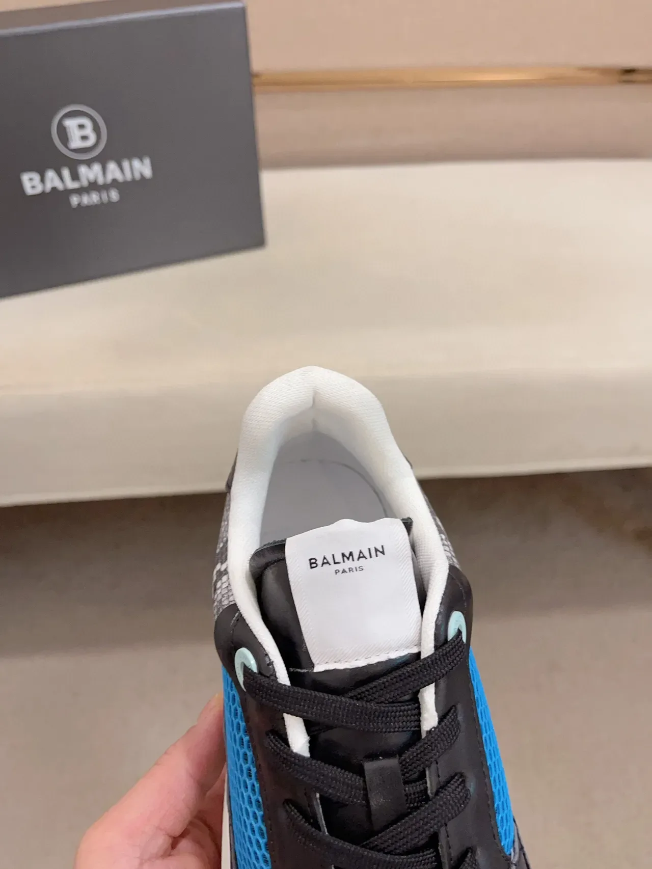 Balmain B-Court Sneakers Lifestyle en Maille Bleue et Cuir Noir 7