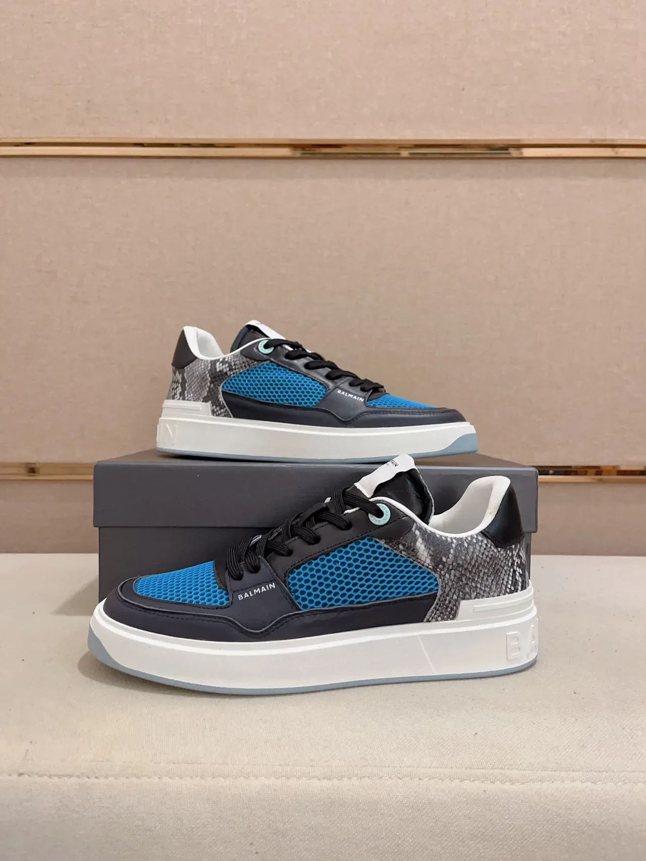 Balmain B-Court Sneakers Lifestyle en Maille Bleue et Cuir Noir 8