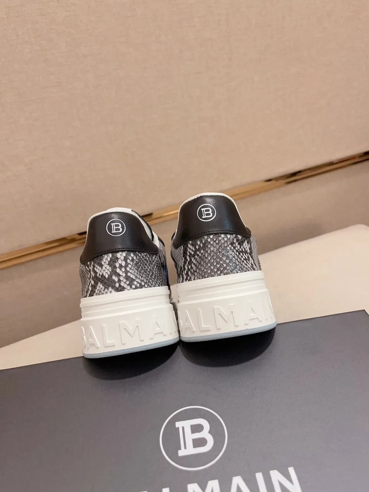 Balmain B-Court Sneakers Lifestyle en Maille Bleue et Cuir Noir 9