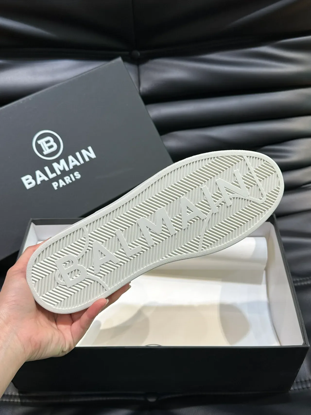 Balmain 白黑皮革鞋面花体字 Logo 生活休闲鞋 2