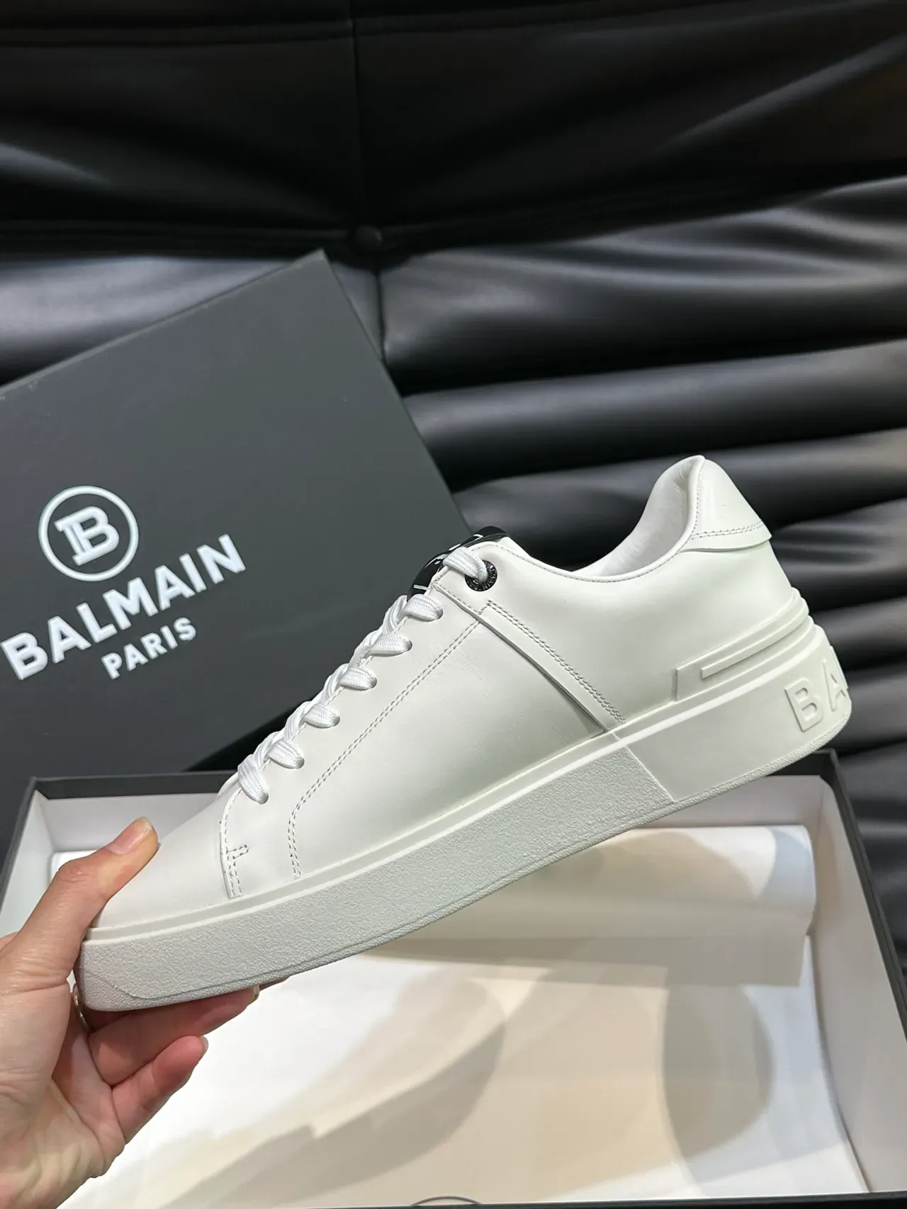 Balmain 白黑皮革鞋面花体字 Logo 生活休闲鞋 3