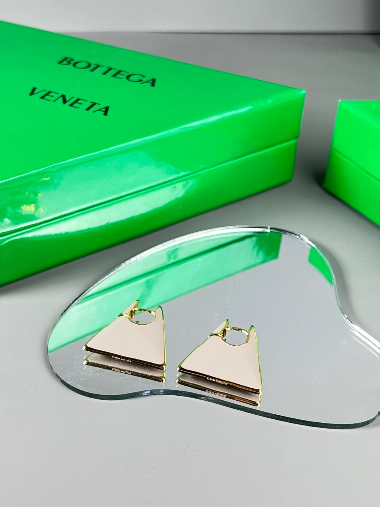 Bottega Veneta أقراط إطار مثلثي ذهبي اللون مينا أخضر أزرق 4