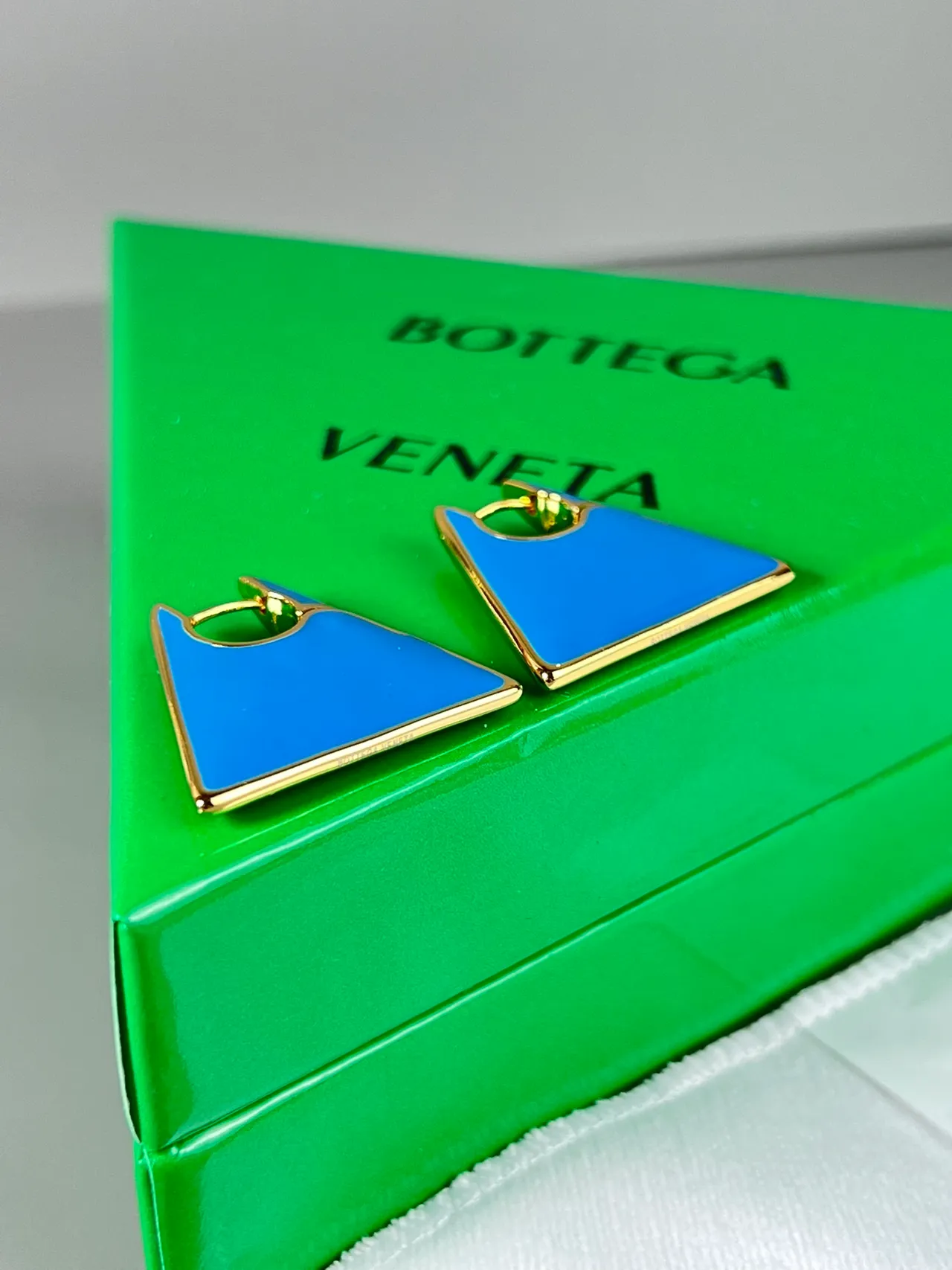 Bottega Veneta أقراط إطار مثلثي ذهبي اللون مينا أخضر أزرق 6