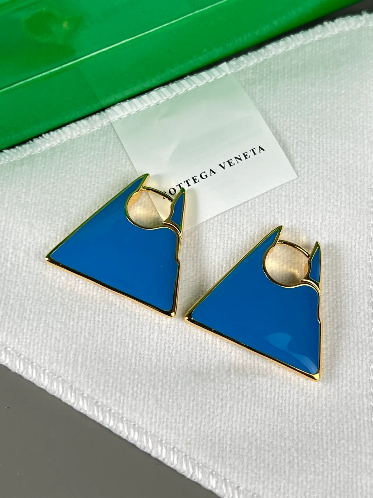 Bottega Veneta أقراط إطار مثلثي ذهبي اللون مينا أخضر أزرق 7