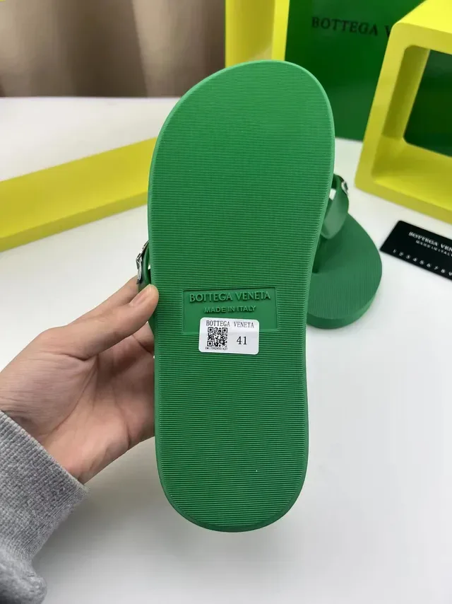 Bottega Veneta Sandalias con Correa de Dedo Verde y Placa de Logo de Metal 2