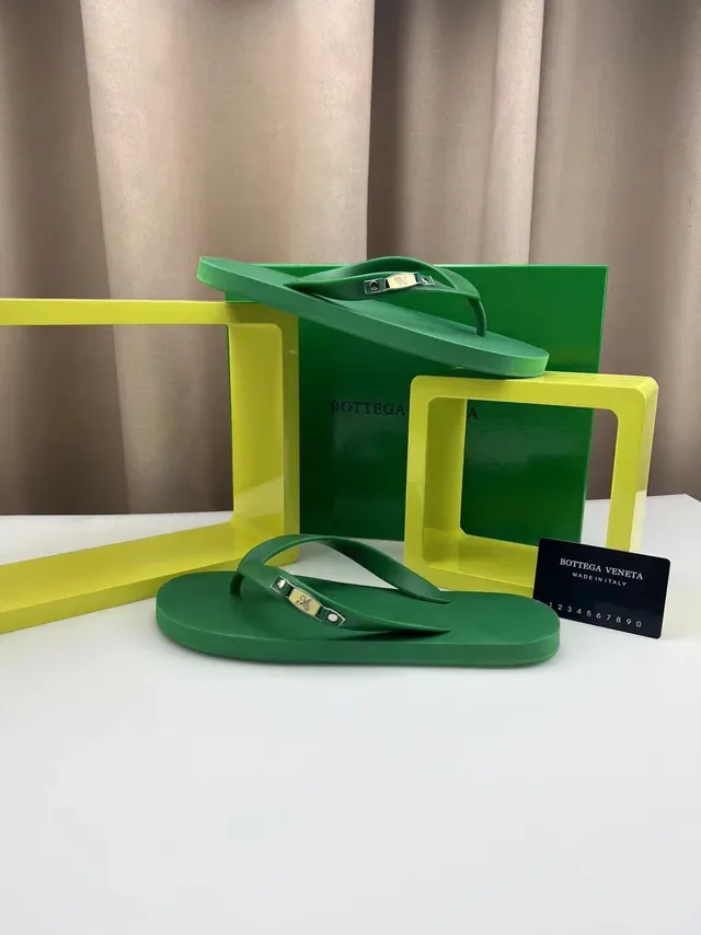 Bottega Veneta Sandalias con Correa de Dedo Verde y Placa de Logo de Metal 3