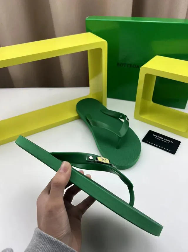 Bottega Veneta Sandalias con Correa de Dedo Verde y Placa de Logo de Metal 4
