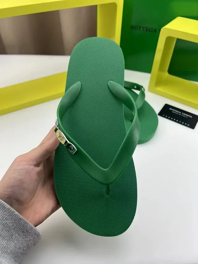 Bottega Veneta Sandalias con Correa de Dedo Verde y Placa de Logo de Metal 5