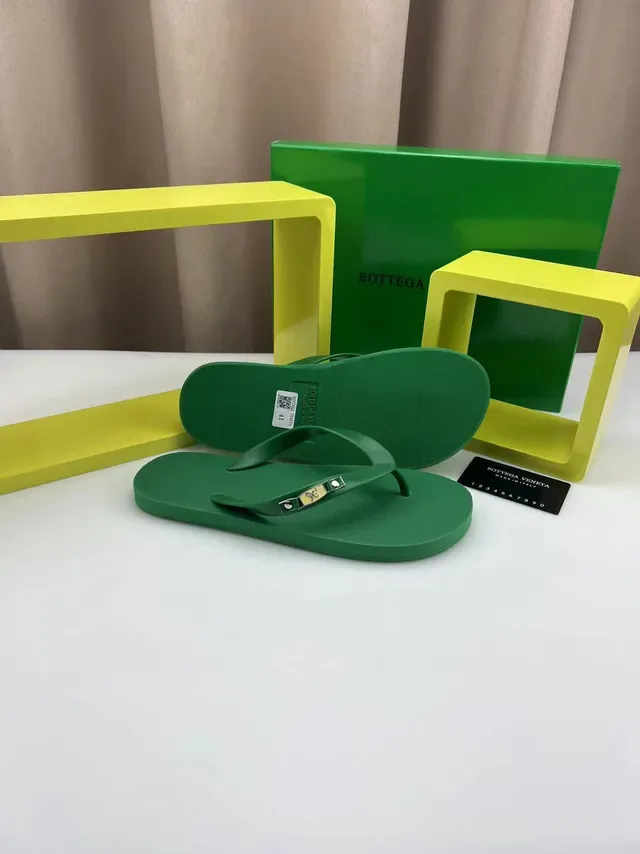 Bottega Veneta Sandalias con Correa de Dedo Verde y Placa de Logo de Metal 6