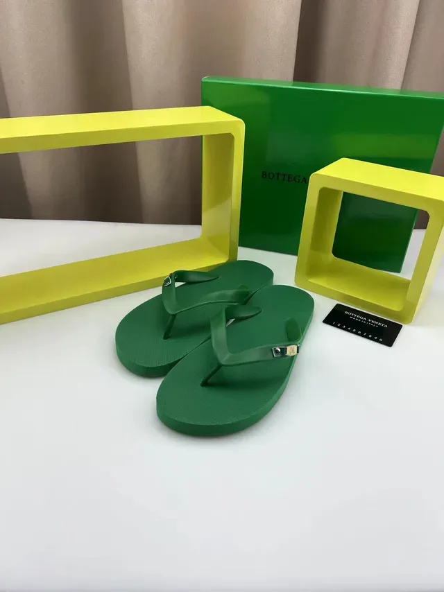 Bottega Veneta Sandalias con Correa de Dedo Verde y Placa de Logo de Metal 7