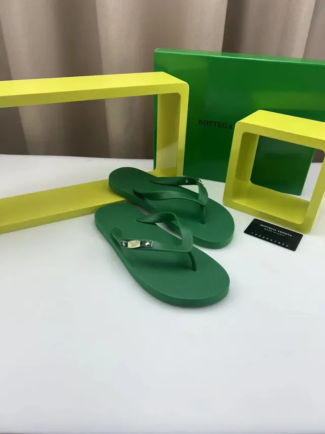 Bottega Veneta Sandalias con Correa de Dedo Verde y Placa de Logo de Metal 8