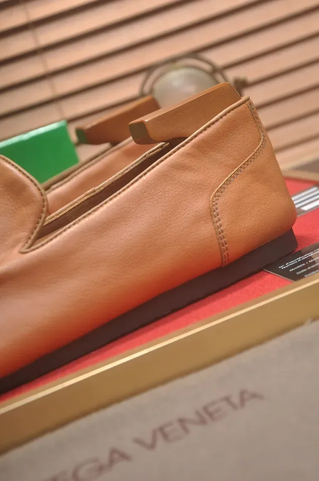 Bottega Veneta Moc-Toe Slip-On Loafers en cuir tan 2