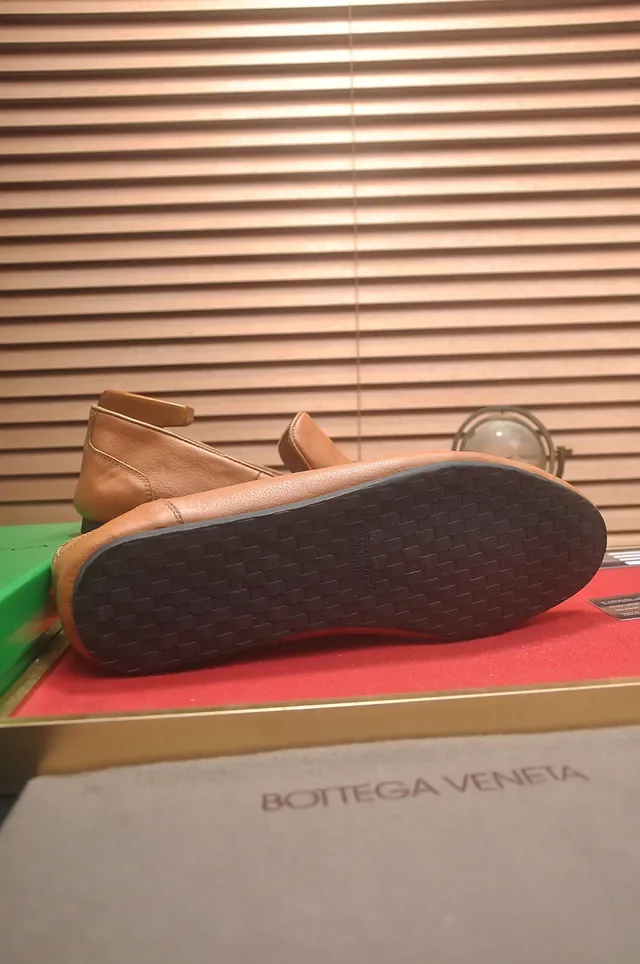 Bottega Veneta Moc-Toe Slip-On Loafers en cuir tan 3