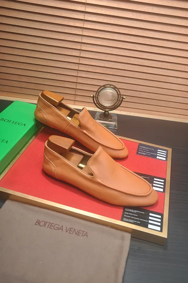 Bottega Veneta Moc-Toe Slip-On Loafers en cuir tan 4