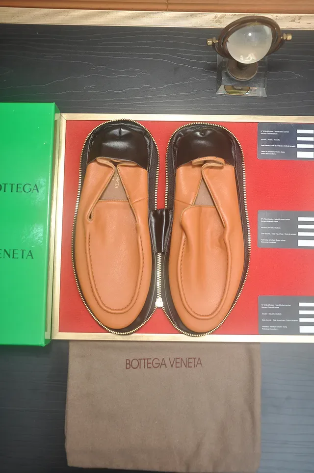 Bottega Veneta Moc-Toe Slip-On Loafers en cuir tan 5