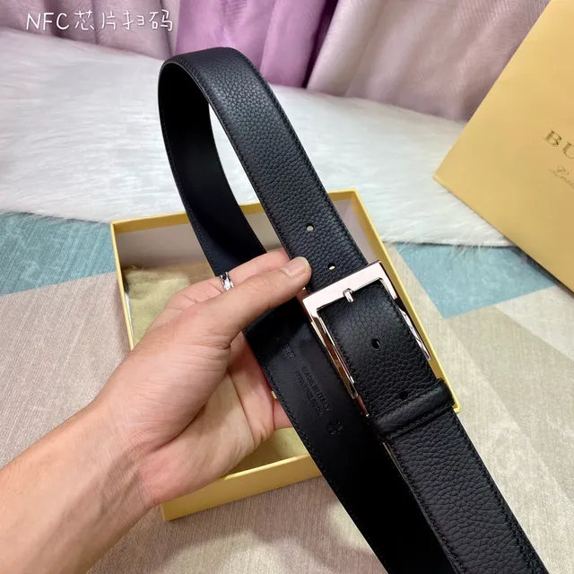 Burberry حزام جلد أسود ذهبي حبيبي مستطيل مشبك 5
