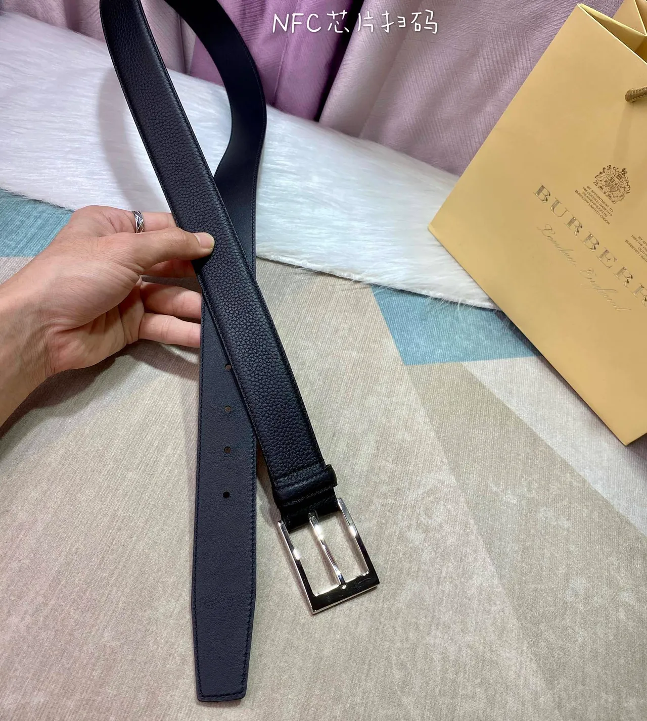 Burberry حزام جلد أسود ذهبي حبيبي مستطيل مشبك 7