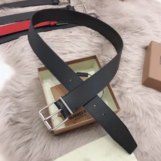 Burberry Ceinture en Cuir Noir et Rouge Lisse Plein Grain Rectangulaire Boucle Argentée