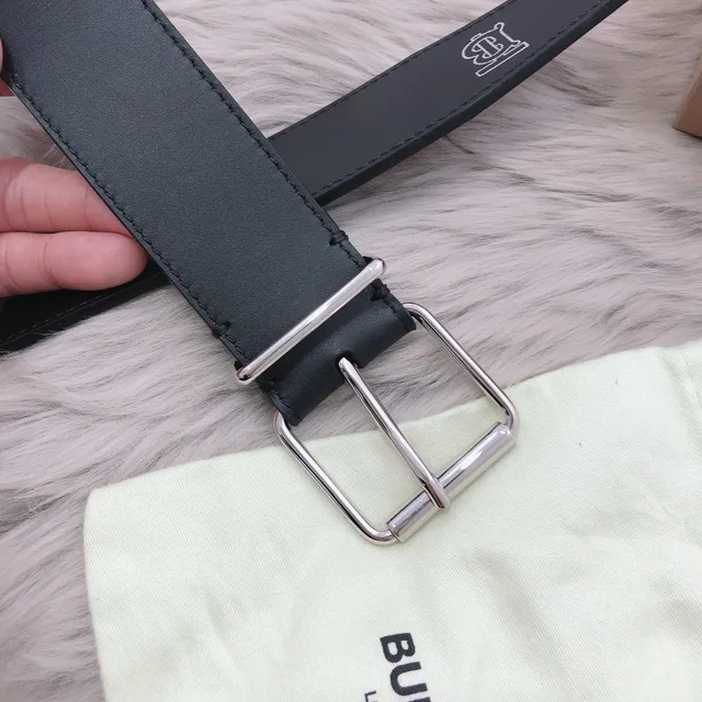 Burberry Ceinture en Cuir Noir et Rouge Lisse Plein Grain Rectangulaire Boucle Argentée 7