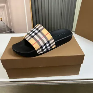 Burberry House Check स्लाइड स्लिपर