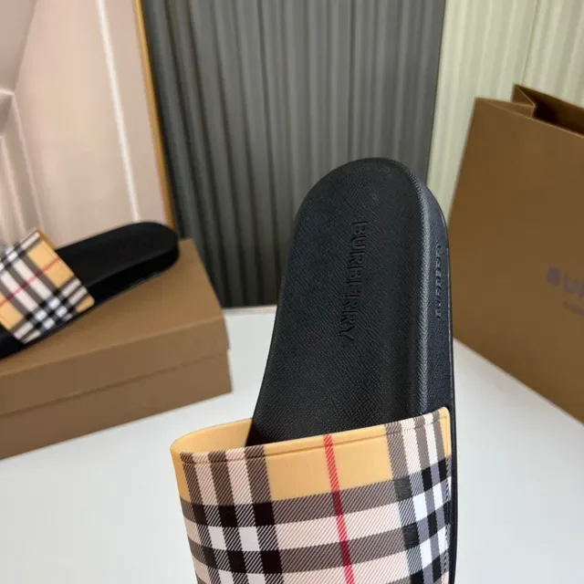 Burberry House Check Slide Slipper 8