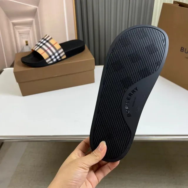 Burberry House Check Slide Slipper 9
