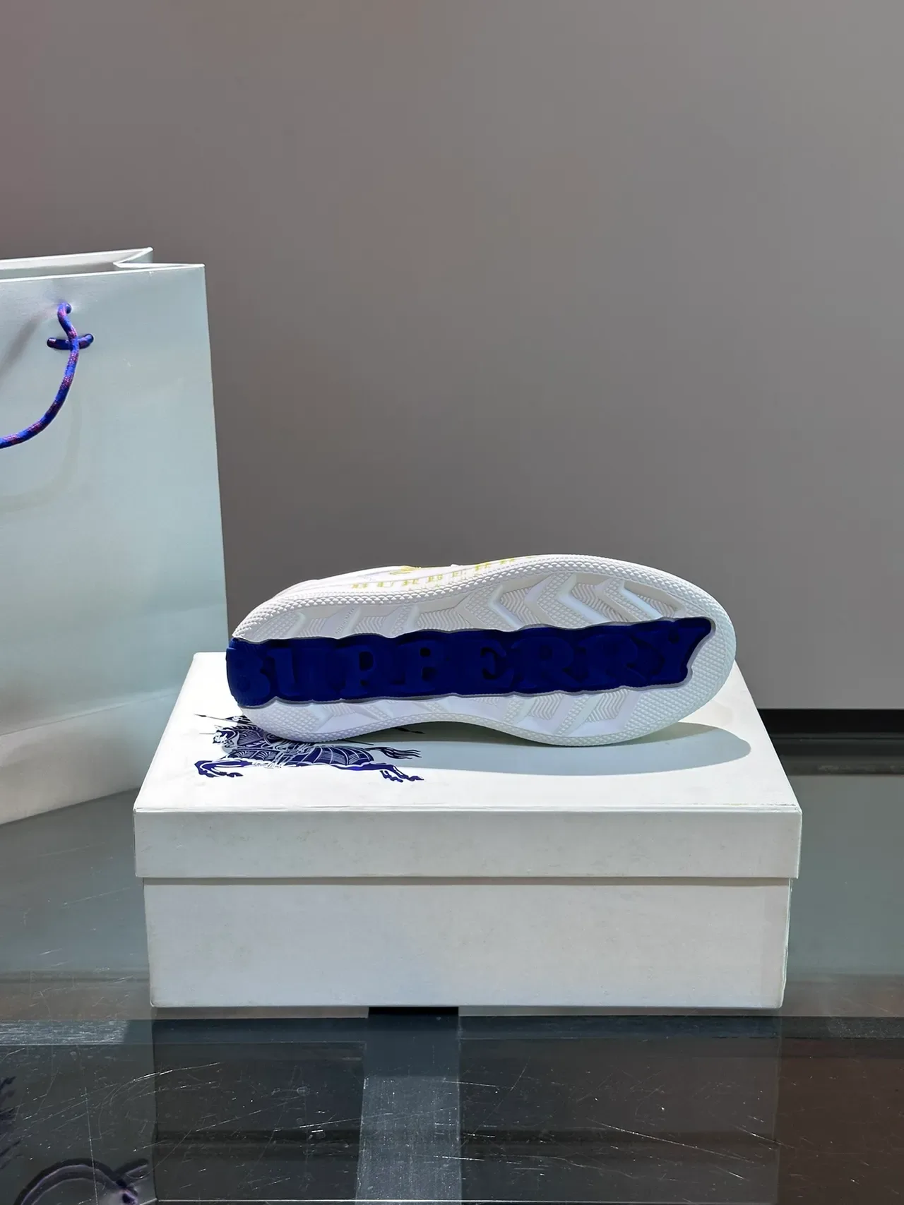 Burberry Knight Sneakers Lifestyle Blancs et Bleus avec Logo Doré 2