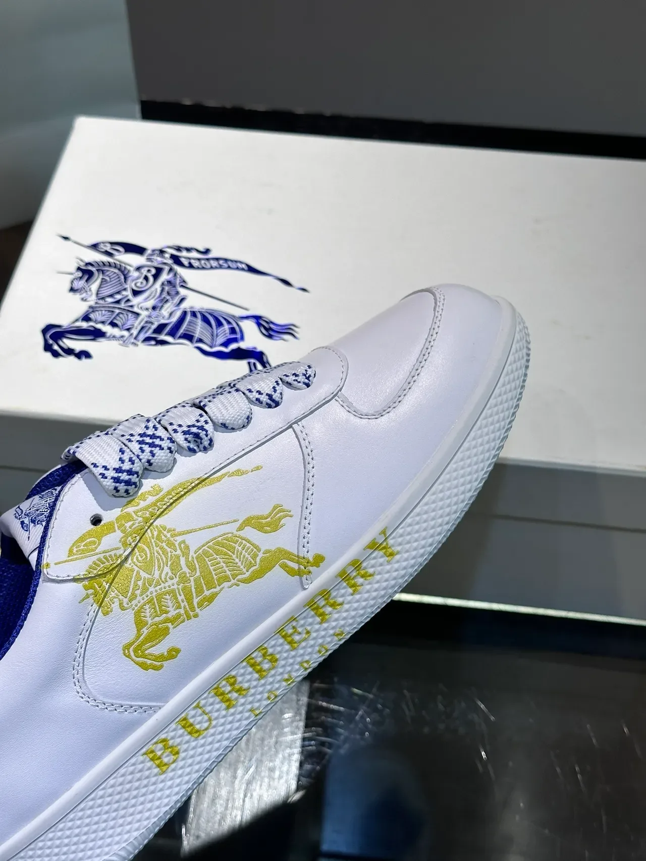 Burberry Knight Sneakers Lifestyle Blancs et Bleus avec Logo Doré 3
