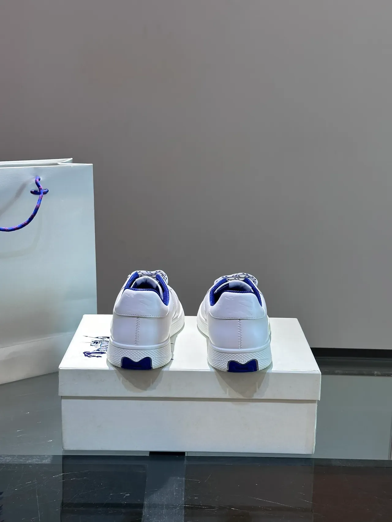 Burberry Knight Sneakers Lifestyle Blancs et Bleus avec Logo Doré 4