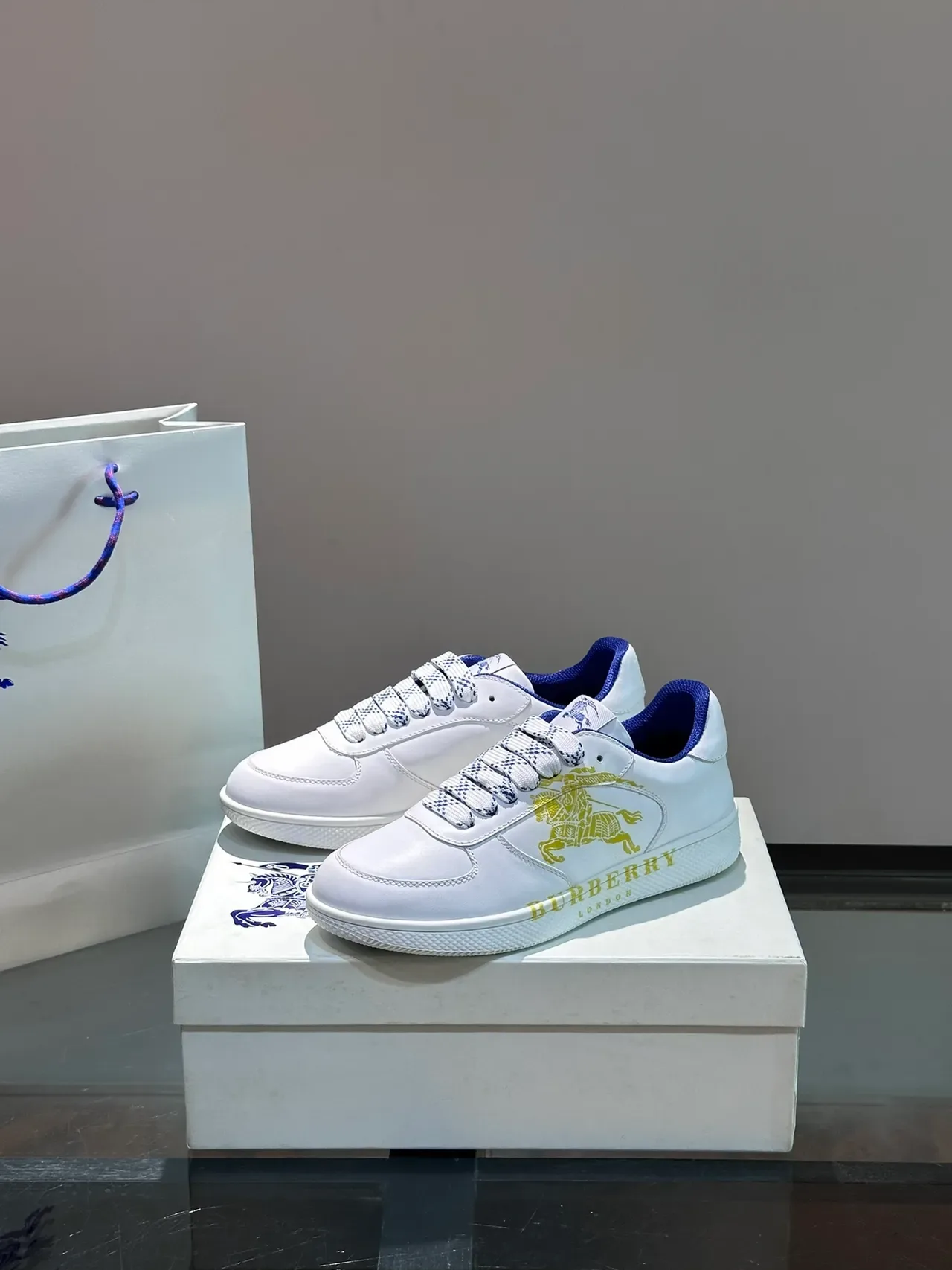 Burberry Knight Sneakers Lifestyle Blancs et Bleus avec Logo Doré 5
