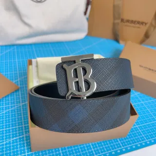 Burberry TB Belt حزام جلدي بتصميم مربعات تونالية باللون الرمادي الداكن