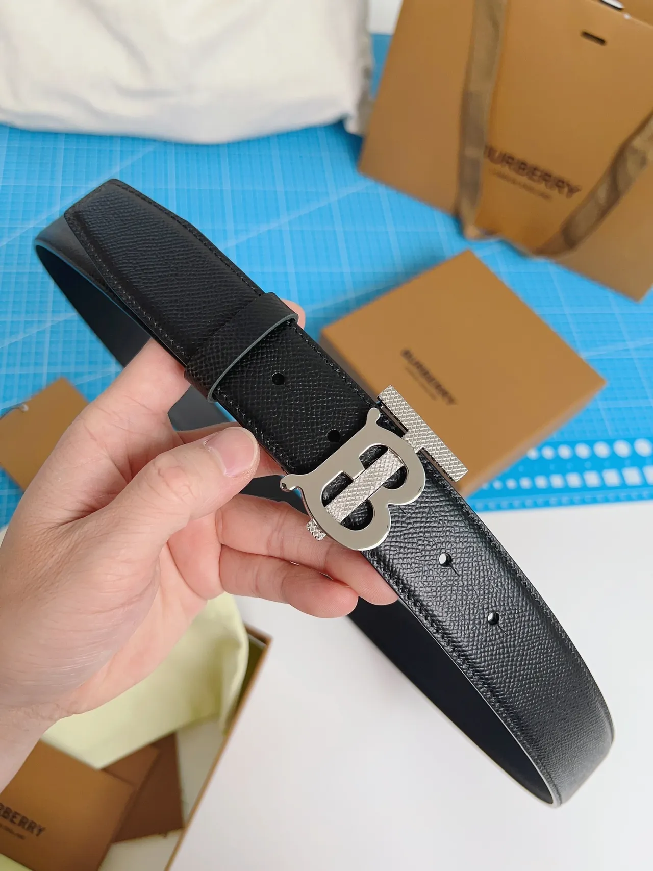 Burberry TB boucle ceinture noir cuir texturisé 8