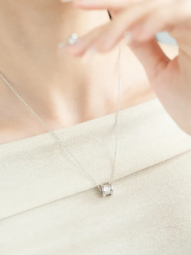Bvlgari B.zero1 Pavé Diamond 圆柱形吊坠项链 5