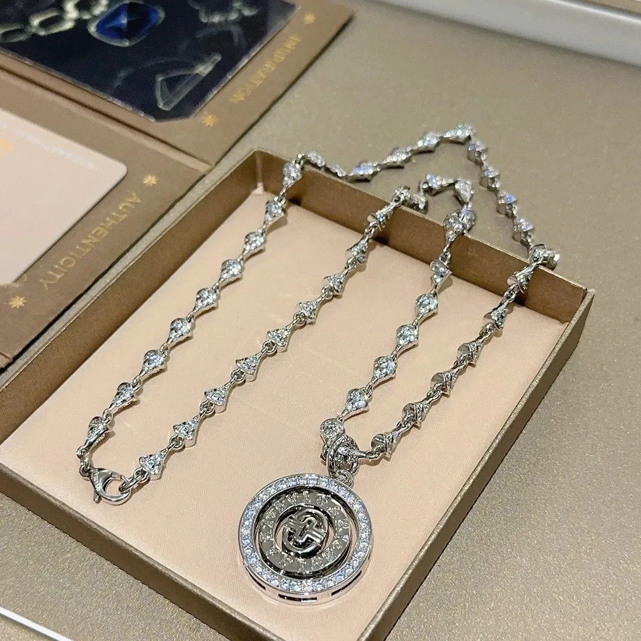 Bvlgari B.zero1 घूमता डिस्क Pavé नेकलेस 4