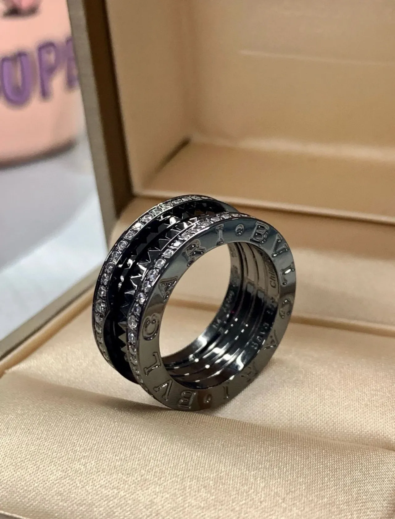 Bvlgari B.zero1 तीन पट्टियों का ढेर Pavé हीरा अंगूठी 6