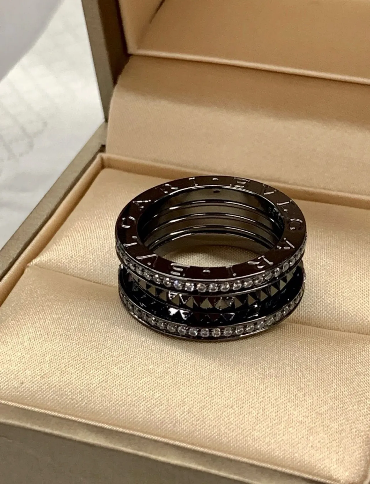 Bvlgari B.zero1 तीन पट्टियों का ढेर Pavé हीरा अंगूठी 7