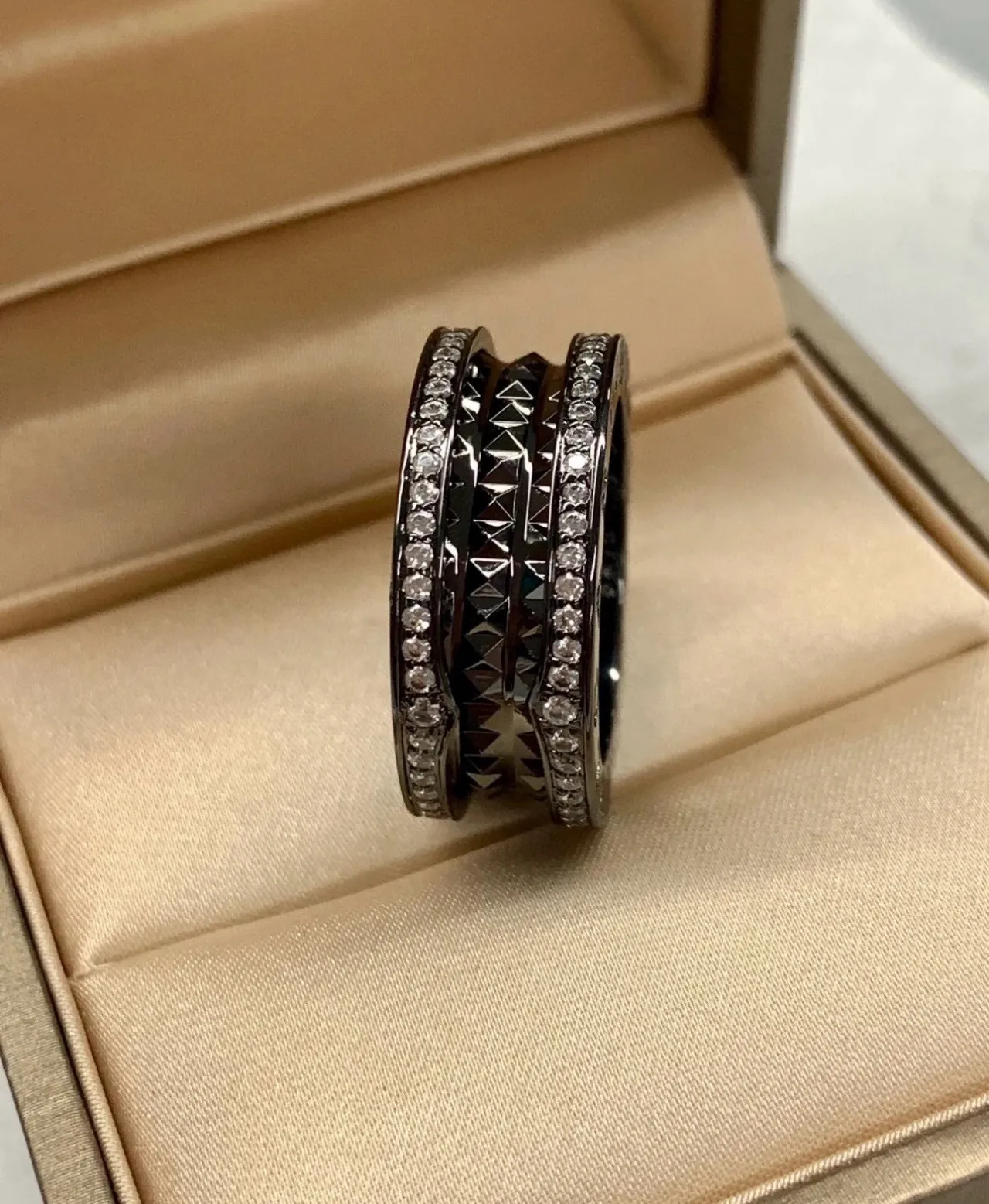Bvlgari B.zero1 तीन पट्टियों का ढेर Pavé हीरा अंगूठी 9