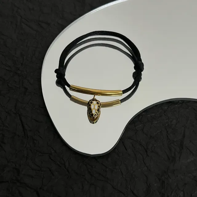 Bvlgari काला कॉर्ड और गोल्ड-टोन बार पेंडेंट ब्रेसलेट 4