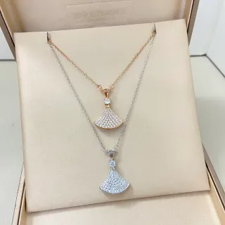 Bvlgari Divas’ Dream Beige Silver पंखुड़ी आकार का पावे पेंडेंट ड्यूल टोन मेटल नेकलेस