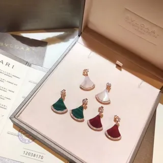 Bvlgari Divas’ Dream أقراط في شكل مروحة من المالاخايت أبيض أحمر