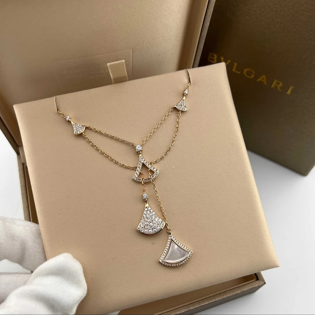 Bvlgari Divas’ Dream Tom dourado Pavé e Madreperla Colar 2