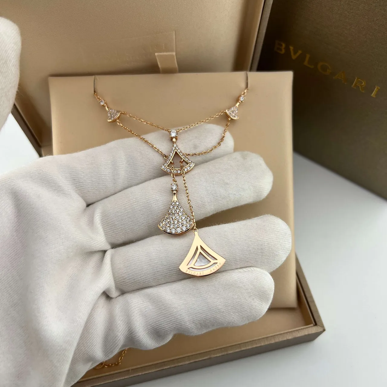 Bvlgari Divas’ Dream Tom dourado Pavé e Madreperla Colar 4