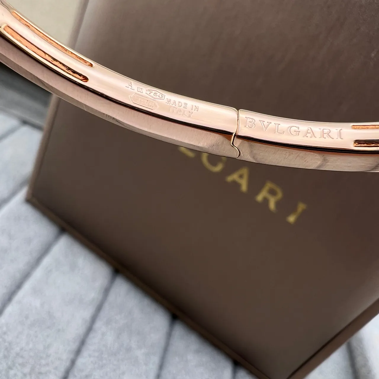Bvlgari Divas’ Dream سوارات ذهبية بلون ذهبي مع نقش مروحة باللونين الأحمر والأبيض 2